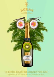 Affiche publicitaire colorée pour la marque de spiritueux sans alcool Lyre’s. Au centre, une bouteille de "Lyre’s Classico" est stylisée pour ressembler à un visage : deux moitiés de noix de coco garnies de tranches de fruits exotiques forment des yeux, une tranche de kiwi fait office de bouche, et deux gousses de vanille figurent les sourcils. En arrière-plan, des palmiers verts accentuent l’ambiance tropicale. En haut, le logo doré de la marque "Lyre's" est visible avec la mention "Impossibly Crafted Non-Alcoholic Spirits". En bas, un message en français : « LA LIBERTÉ DE DÉGUSTER VOS BOISSONS À VOTRE GUISE — Préparez plus de 100 boissons sans ou à faible teneur en alcool ».