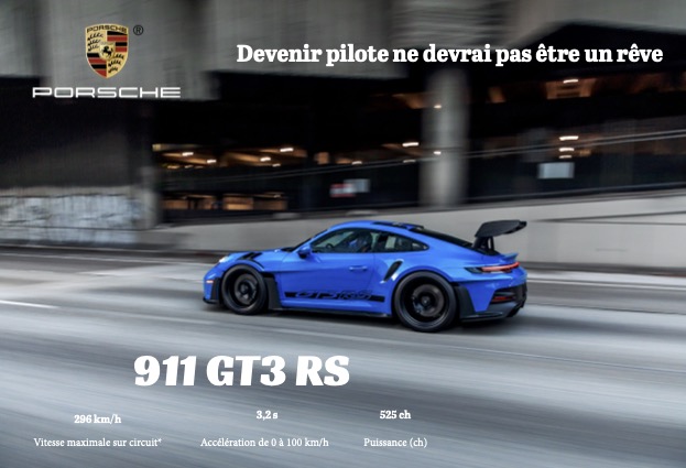 Photographie d’une Porsche 911 GT3 RS bleue roulant à vive allure en ville, de profil, sur une route urbaine floutée. À l’arrière-plan, un bâtiment sombre avec piliers en béton. En haut à gauche, le logo Porsche. En haut à droite, le slogan 'Devenir pilote ne devrait pas être un rêve'. En bas, les performances sont affichées : 296 km/h, 3,2 s de 0 à 100 km/h, 525 ch.