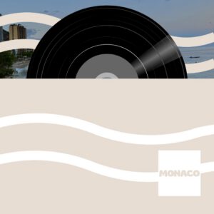 Illustration graphique représentant une pochette de vinyle. La moitié supérieure montre un disque vinyle noir qui sort partiellement de la pochette. À l’arrière-plan, on devine une plage de Monaco au coucher du soleil. La moitié inférieure est beige avec des lignes ondulées blanches évoquant des vagues. En bas à droite, un carré beige contient le mot “MONACO” en lettres majuscules blanches, créant un effet visuel harmonieux et élégant.
